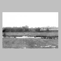 061-0066 Das getaufte Boot vor dem Dampfer Twiehaus auf der Alle bei Leissienen.jpg
